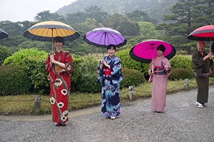 栗林公園で和服を着てビジャーナスを踊る人