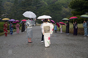 栗林公園で和服を着てビジャーナスを踊る人