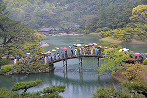 栗林公園で和服を着てビジャーナスを踊る人