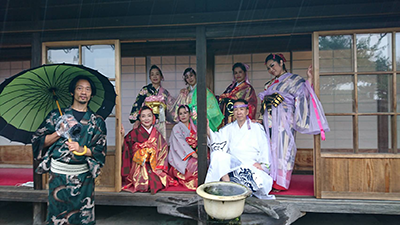 仙厳園(桜島)で和服を着てビジャーナスを踊る人