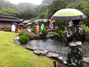 仙厳園(桜島)で和服を着てビジャーナスを踊る人