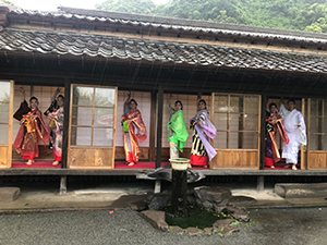 仙厳園(桜島)で和服を着てビジャーナスを踊る人