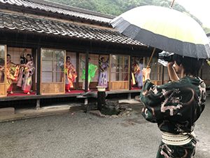 仙厳園(桜島)で和服を着てビジャーナスを踊る人