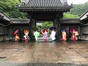 仙厳園(桜島)で和服を着てビジャーナスを踊る人