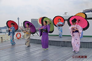 横浜クルーズ船ロイヤルウィングで和服を着てビジャーナスを踊る人