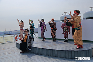 横浜クルーズ船ロイヤルウィングで和服を着てビジャーナスを踊る人