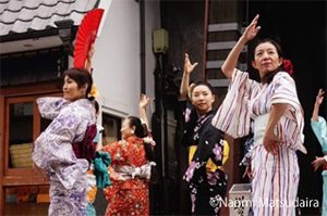 川越時の鐘で和服を着てビジャーナスを踊る人