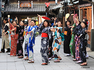 川越時の鐘で和服を着てビジャーナスを踊る人