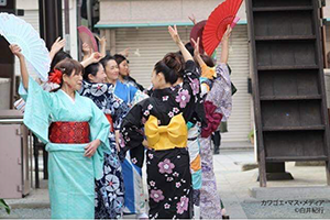 川越時の鐘で和服を着てビジャーナスを踊る人