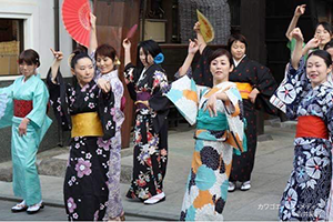 川越時の鐘で和服を着てビジャーナスを踊る人