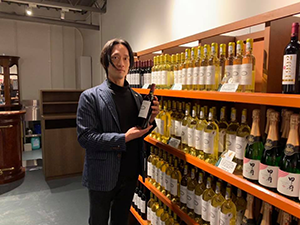 ワイナリー・サドヤでワインを持つ永田健