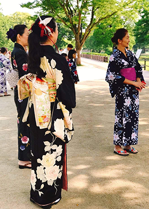 熊本城で和服を着てビジャーナスを踊る人