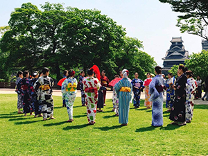 熊本城で和服を着てビジャーナスを踊る人