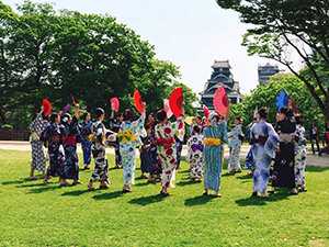 熊本城で和服を着てビジャーナスを踊る人