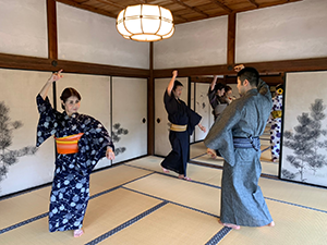 真正極楽寺 真如堂で和服を着てビジャーナスを踊る人