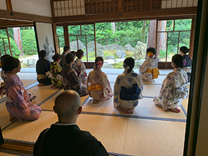 真正極楽寺 真如堂で和服を着てビジャーナスを踊る人