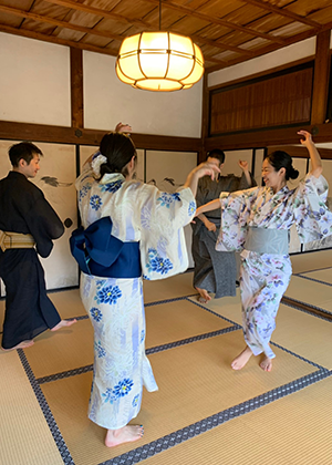 真正極楽寺 真如堂で和服を着てビジャーナスを踊る人