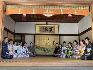 真正極楽寺 真如堂で和服を着てビジャーナスを踊る人