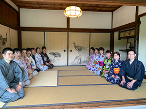 真正極楽寺 真如堂で和服を着てビジャーナスを踊る人