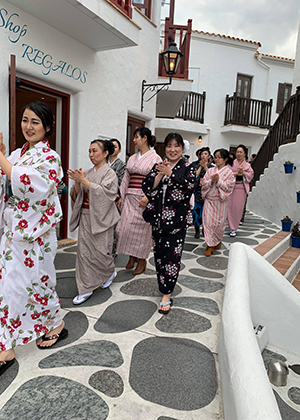 志摩地中海村で和服を着てビジャーナスを踊る人