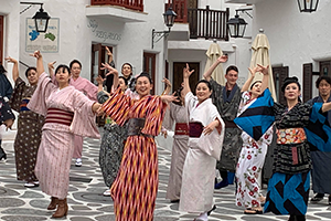 志摩地中海村で和服を着てビジャーナスを踊る人