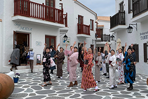 志摩地中海村で和服を着てビジャーナスを踊る人