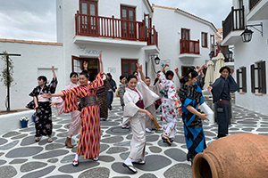 志摩地中海村で和服を着てビジャーナスを踊る人