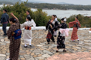 志摩地中海村で和服を着てビジャーナスを踊る人
