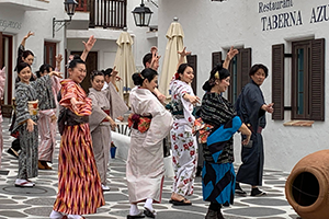 志摩地中海村で和服を着てビジャーナスを踊る人