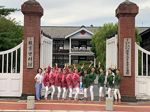 明治村 教育資料館で和服を着てビジャーナスを踊る人