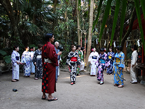 青島神社で和服を着てビジャーナスを踊る人