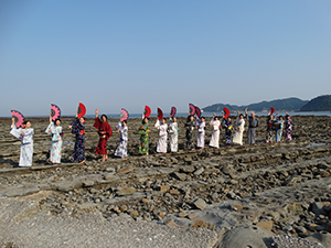 青島神社で和服を着てビジャーナスを踊る人
