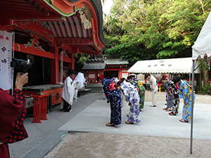 青島神社で和服を着てビジャーナスを踊る人