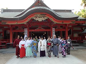 青島神社で和服を着てビジャーナスを踊る人