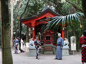 青島神社で和服を着てビジャーナスを踊る人