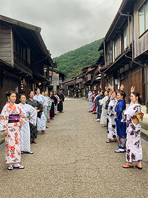 奈良井宿で和服を着てビジャーナスを踊る人