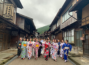 奈良井宿で和服を着てビジャーナスを踊る人