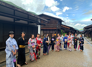 奈良井宿で和服を着てビジャーナスを踊る人