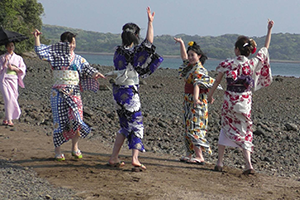 壱岐の島小島神社で和服を着てビジャーナスを踊る人