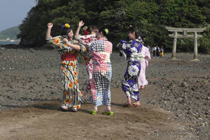 壱岐の島小島神社で和服を着てビジャーナスを踊る人