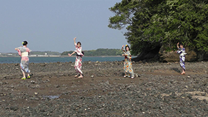 壱岐の島小島神社で和服を着てビジャーナスを踊る人