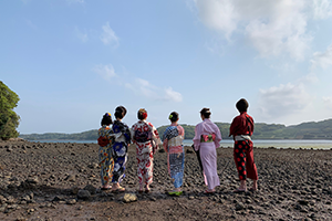 壱岐の島小島神社で和服を着てビジャーナスを踊る人