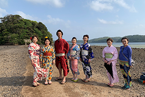 壱岐の島小島神社で和服を着てビジャーナスを踊る人