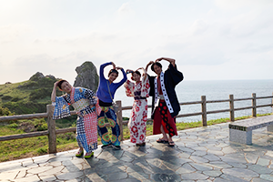 壱岐の島小島神社で和服を着てビジャーナスを踊る人