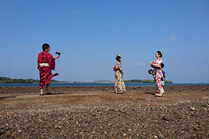 壱岐の島小島神社で和服を着てビジャーナスを踊る人