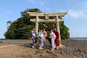 壱岐の島小島神社で和服を着てビジャーナスを踊る人