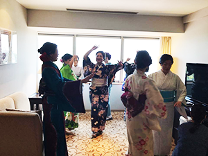 ホテル ナゴヤキャッスルで和服を着てビジャーナスを踊る人