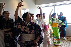 ホテル ナゴヤキャッスルで和服を着てビジャーナスを踊る人