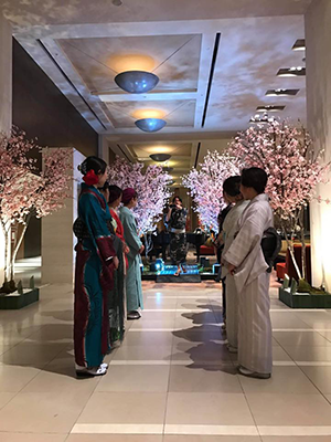 ホテル ナゴヤキャッスルで和服を着てビジャーナスを踊る人