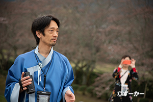 石舞台古墳で和服を着てビジャーナスを踊る人